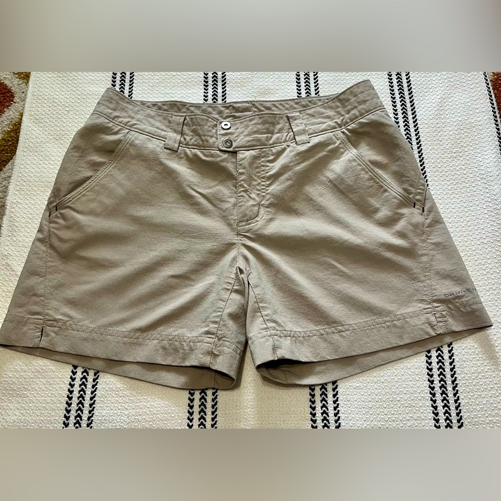Columbia Titanium Omni-Shade khaki shorts
